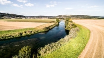 Río en el medio con tierra al lado Río en el medio con tierra al lado