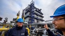 Two BASF employees at the Knapsack site Two BASF employees at the Knapsack site