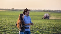 Mit xarvio™ HEALTHY FIELDS erhalten Landwirte eine optimierte Pflanzenschutzstrategie einschließlich professioneller Anwendungen Mit xarvio™ HEALTHY FIELDS erhalten Landwirte eine optimierte Pflanzenschutzstrategie einschließlich professioneller Anwendungen