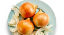 A plate full of Sunion onions