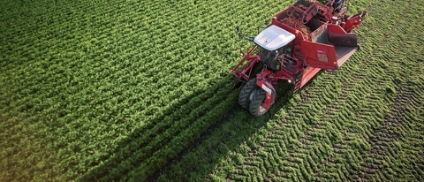 Trator realizando colheita BASF Brasil