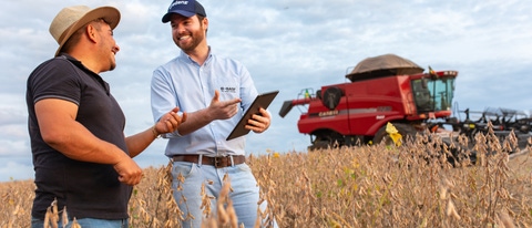 Agricultor sendo entrevistado Agricultor sendo entrevistado