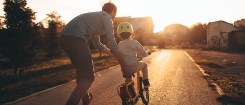 Imagen de un niño aprendiendo a montar en bicicleta Imagen de un niño aprendiendo a montar en bicicleta