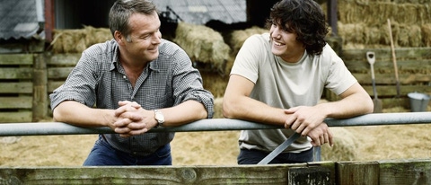 Dos hombres apoyados en la barandilla de la granja sonriendo BASF Mexico Dos hombres apoyados en la barandilla de la granja sonriendo BASF Mexico