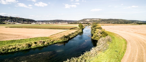 Río en el medio con tierra al lado Río en el medio con tierra al lado