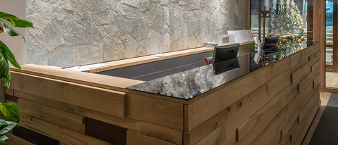 Balcão de recepção feito em madeira BASF Brasil