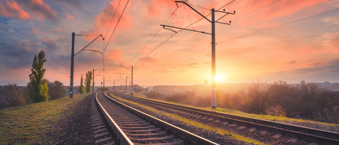 Linha de trem cercada por árvores BASF Brasil Linha de trem cercada por árvores BASF Brasil