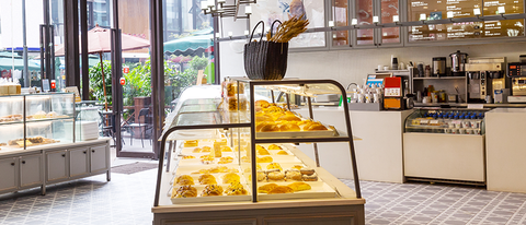 Padaria com vitrines e pães cozinha ao fundo BASF Brasil
