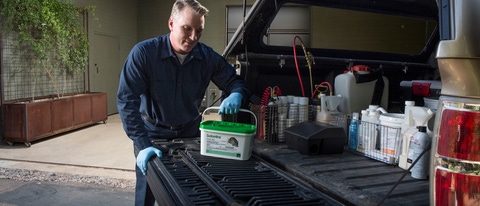 Hombre poniendo el control de plagas en el coche BASF Mexico Hombre poniendo el control de plagas en el coche BASF Mexico