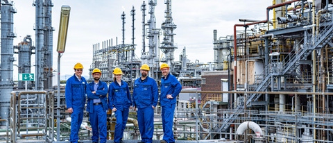 Site Team standing on the steamcracker in Ludwigshafen