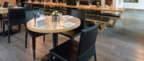 Mesa de restaurante com cadeiras pretas BASF Brasil Mesa de restaurante com cadeiras pretas BASF Brasil