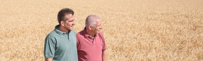 Hombres uno al lado del otro en el campo de cultivo BASF Argentina