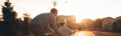 Imagen de un niño aprendiendo a montar en bicicleta