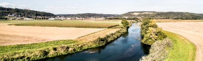 Río en el medio con tierra al lado