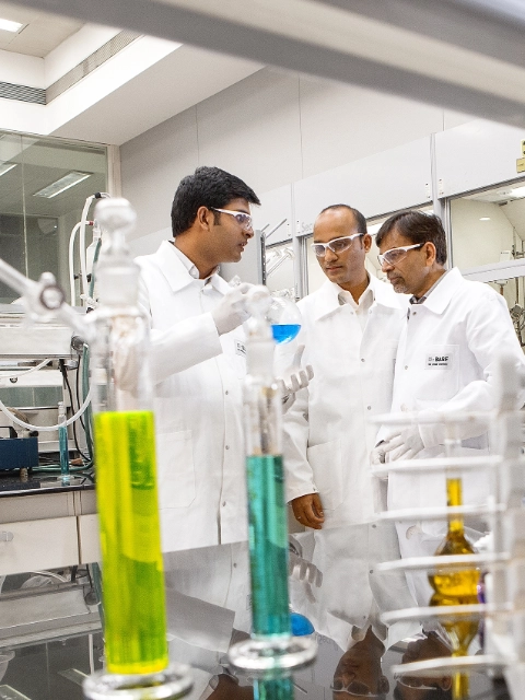 Dr. Vijay Swaminathan (right), Organic Synthetic Lab, BASF India, discusses ongoing research projects with his colleagues Manoojkumar Poonoth (center) and Nitin Gupte (left), both chemists. The researchers are working on agricultural solutions, solutions for the energy and leather industry and specialty chemicals. They also synthesize intermediates for industrial applications.