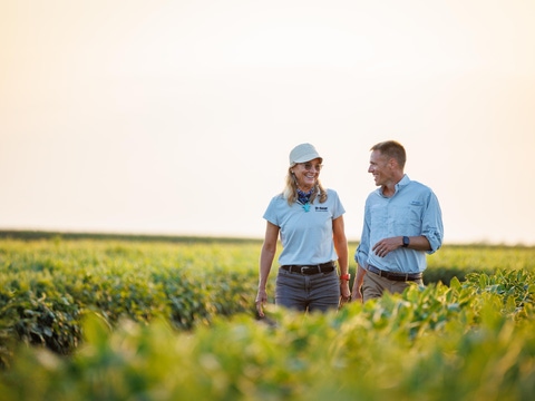Julia Daum talking with a farmer in the field