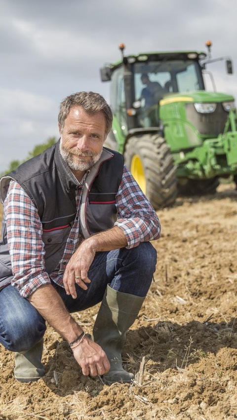 AR-agricultor-examina-la-calidad-del-suelo-en-el-campo