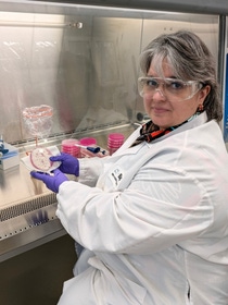 Diana Londoño in the lab
